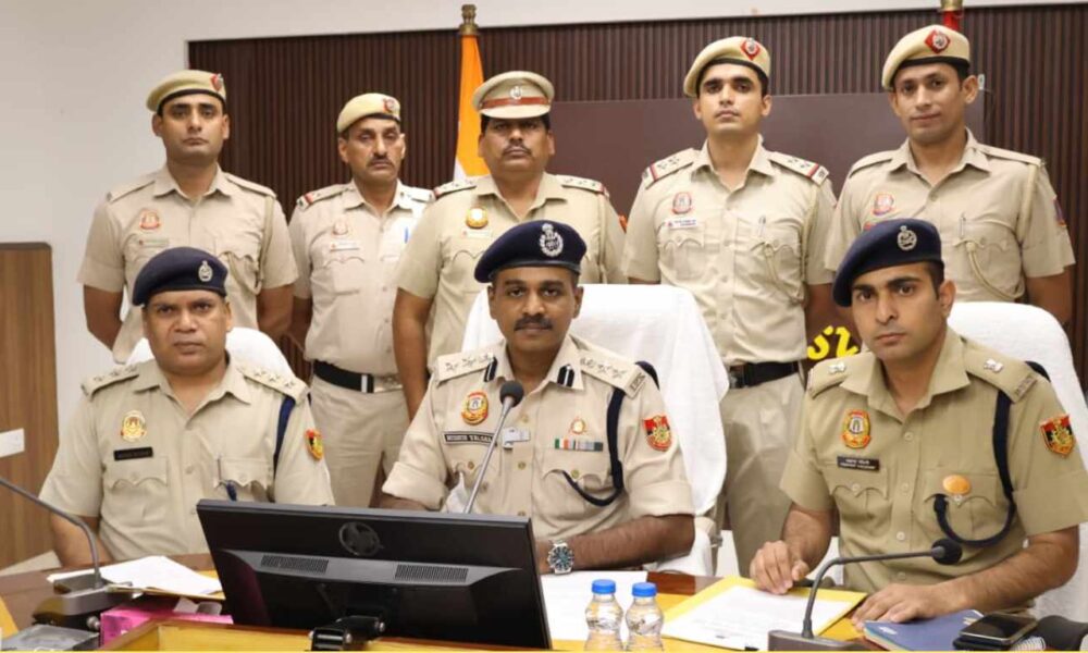 करोल बाग पुलिस: कूरियर पार्सल चोरी का भंडाफोड़ 376 मोबाइल फ़ोन बरामद
