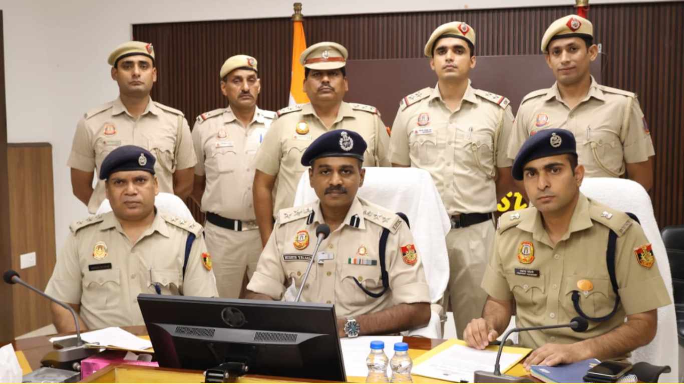 करोल बाग पुलिस: कूरियर पार्सल चोरी का भंडाफोड़ 376 मोबाइल फ़ोन बरामद